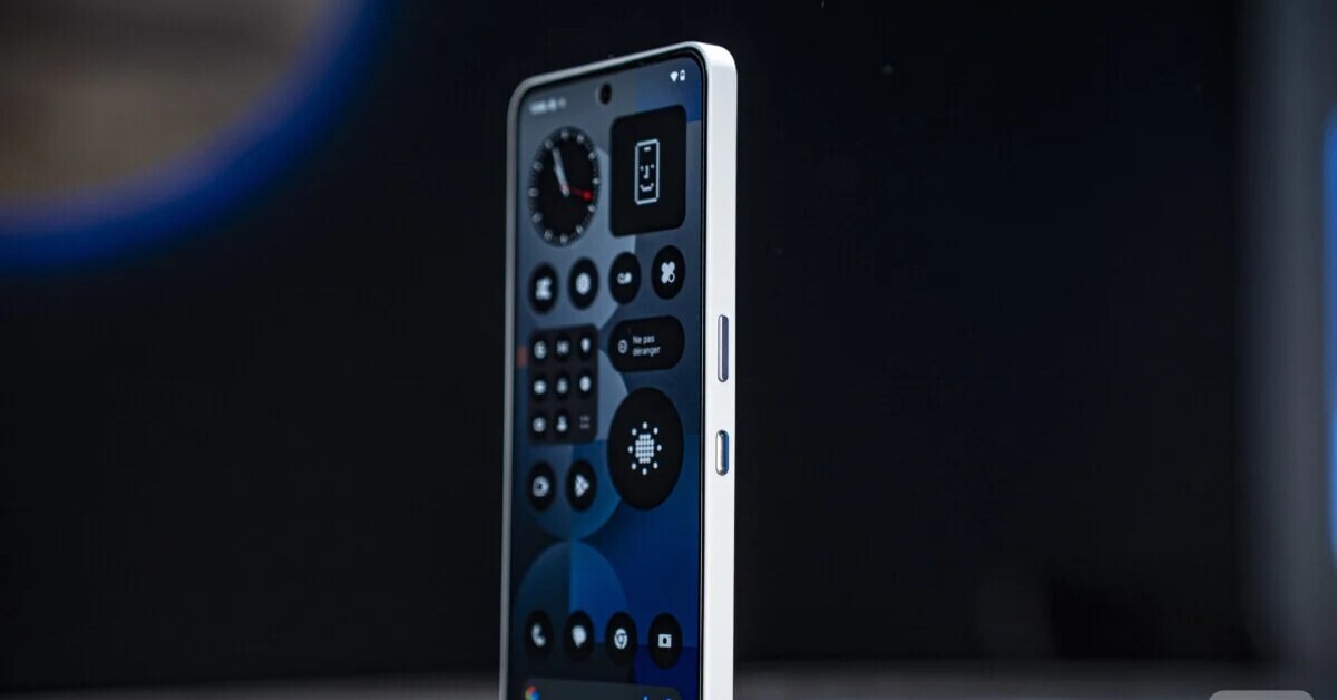 FrandroidPromos's tweet card. Nothing a bousculé le milieu de gamme avec son Phone (3a) Pro, un smartphone drôlement bien équipé qui se négocie aujourd'hui à un super prix dans ce pack avec des écouteurs sans fil pour 379 euros,...