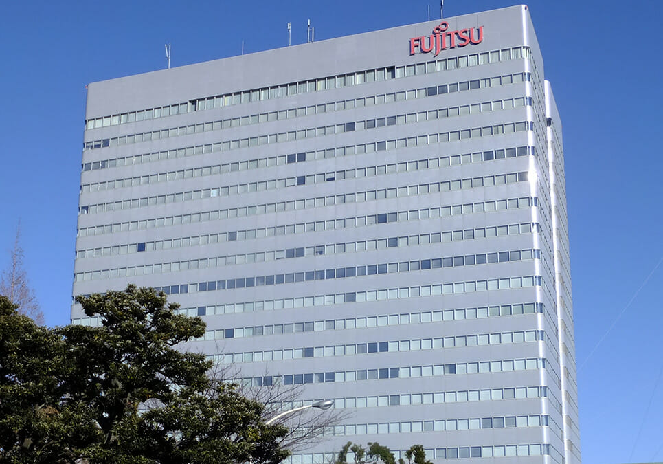 kobefs's tweet card. 　大手IT企業の富士通で以前働いていた元システムエンジニア（SE）が「退職した理由」を綴ったインターネット上の投稿が、一部で話題を呼んでいる。そこには、開発環境の古さや、無気力な人材や組織体制の問題、給与面を含めた待遇の悪さなどが書かれている。「5年いた富士通を退職した理由」というタイトルの投稿は、「5年間エンジニアとして務めた富士通を一昨年退職した」「自分の半径5m以内で起こった幼稚な理由...