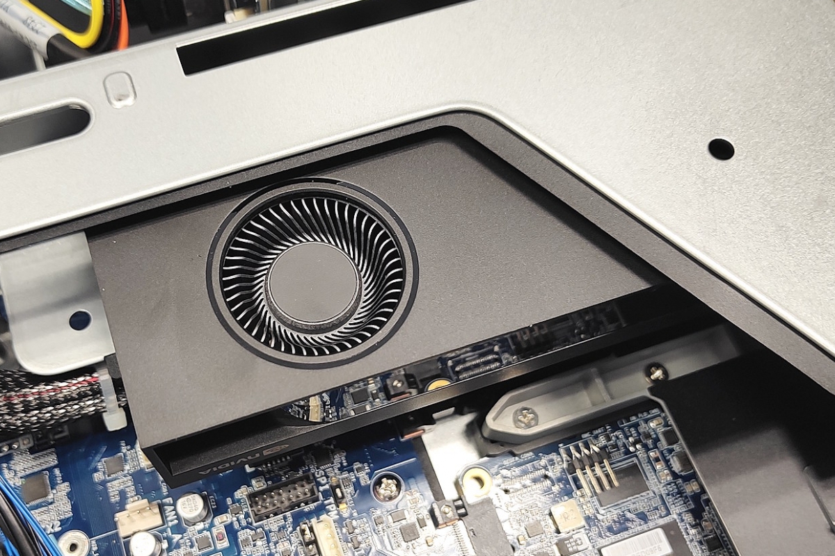 Geeknetic's tweet card. La GRaid Technology SupremeRAID Ultra SR-1010 supone un cambio decisivo en la concepción de lo que es una controladora RAID. De hecho, no es una controladora al uso: es una GPU a la que se dedica...