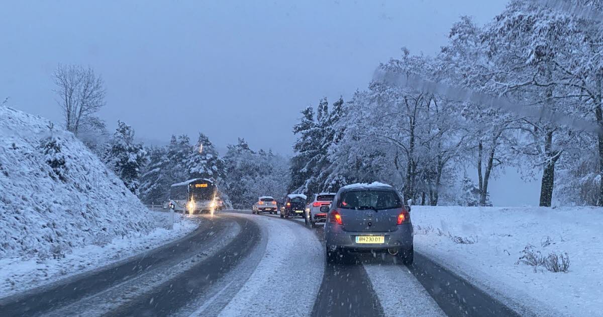 Le_Progres's tweet card. La neige a fait son grand retour ce mercredi 3 décembre dans le département. La circulation est jugée « délicate » sur l’ensemble du réseau routier.