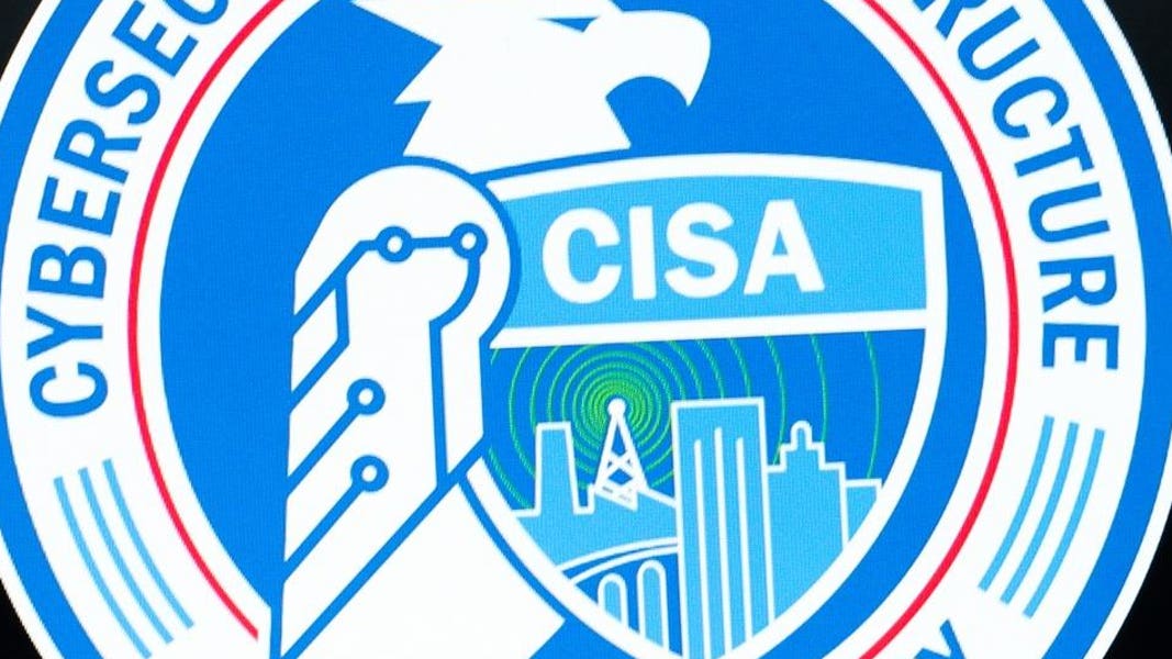 Forbes's tweet card. Federal staff ordered to update now — all other users should also comply, given attacks have started.