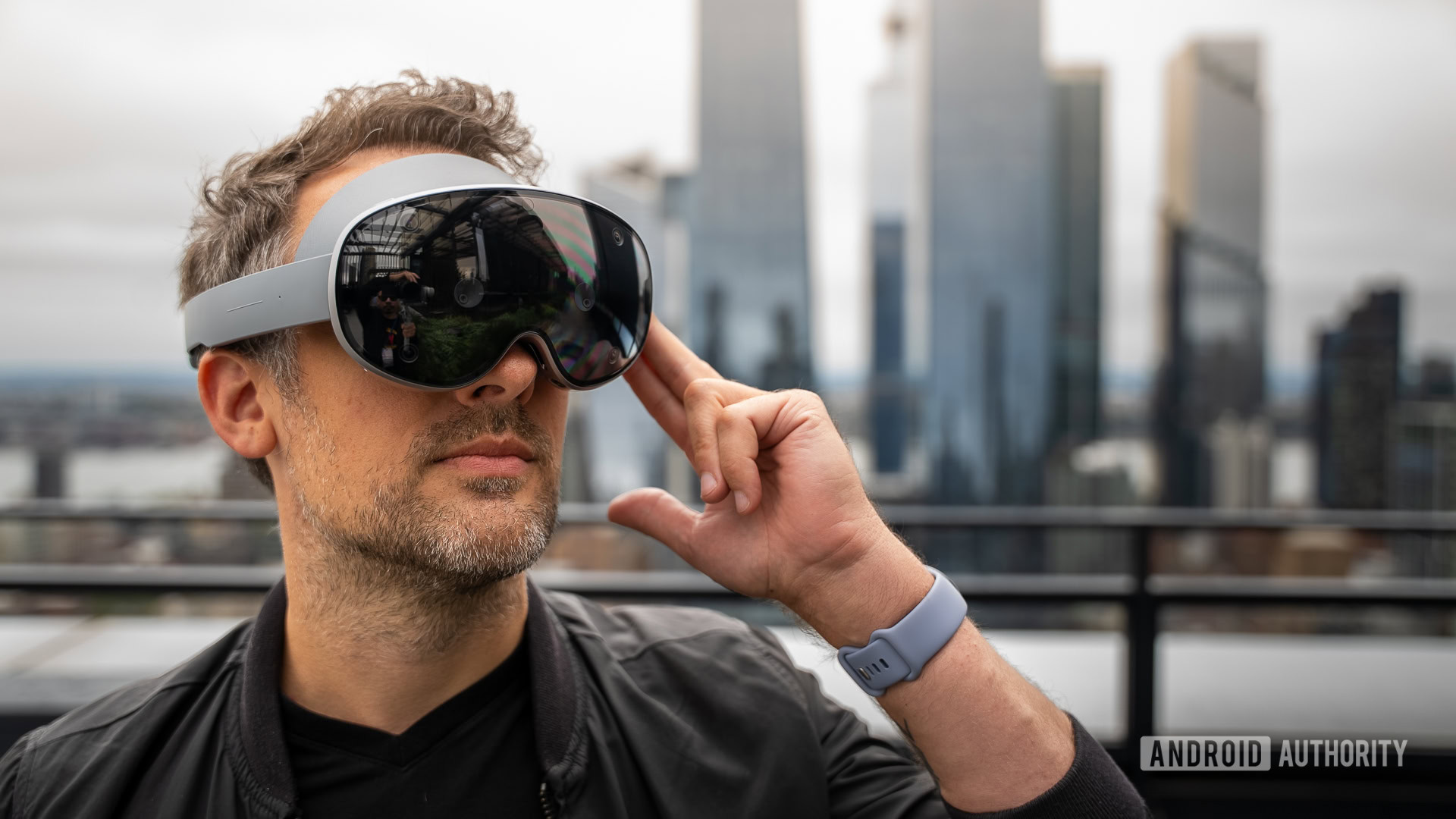 AndroidAuth's tweet card. The Galaxy XR is the first Android XR headset, and it's getting a helpful feature that we first saw on Apple's Vision Pro.