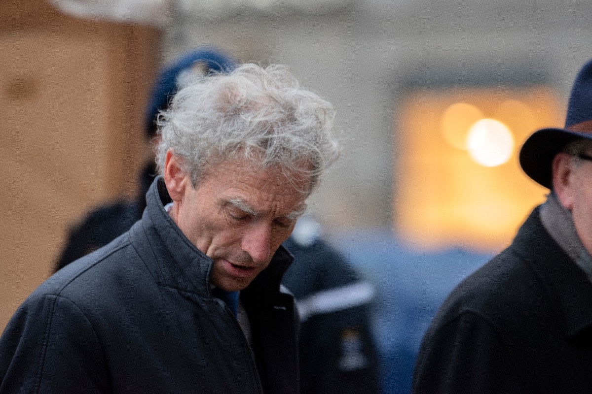 NieuwRechtsNL's tweet card. Paul Rosenmöller staat bekend om zijn veelbesproken pensioenbeleggingen bij ABP. Maar toen hij daarover live op camera een vraag kreeg, liep hij meteen weg. Het korte moment speelde zich af in de wand