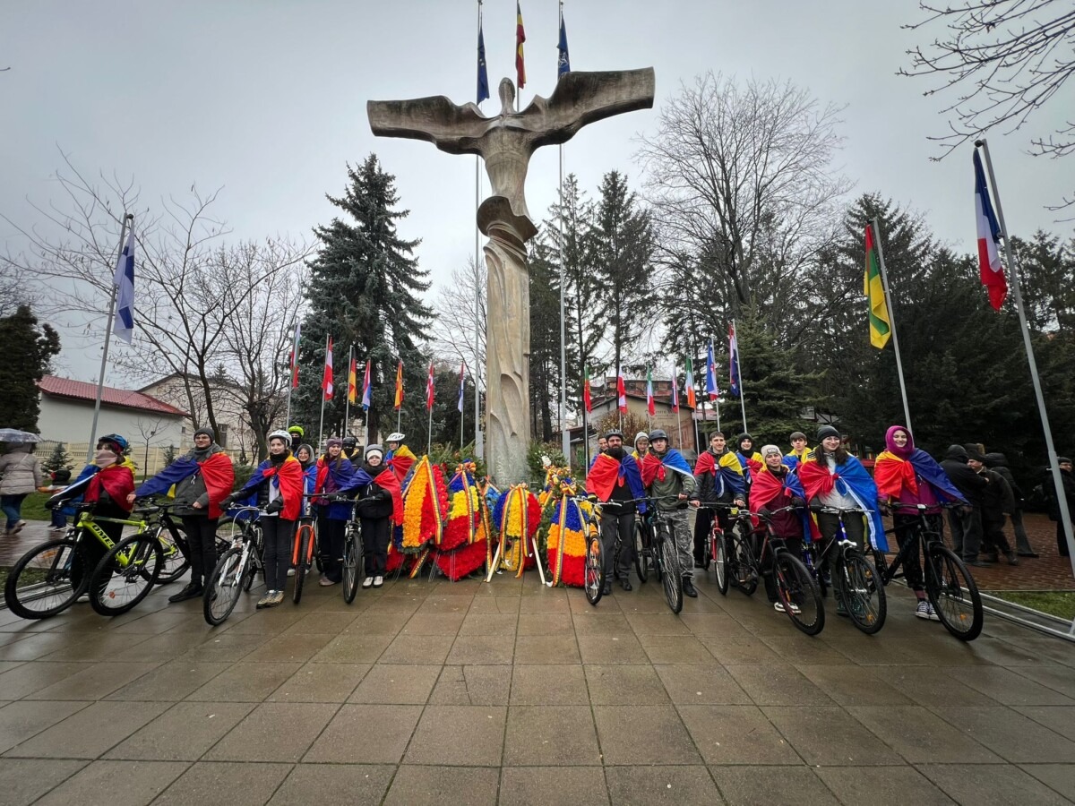 NewsBucovinaro's tweet card. După participarea la ceremonialul oficial din Piața Steagurilor – serviciul religios și parada militară –, zeci de tineri echipați cu tricouri tricolore și drapele au pornit pe pista de biciclete, cu...
