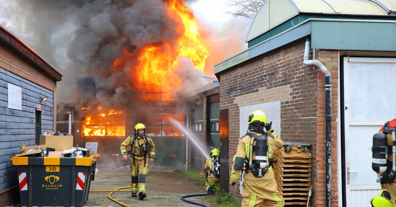 Grote uitslaande brand in Delft