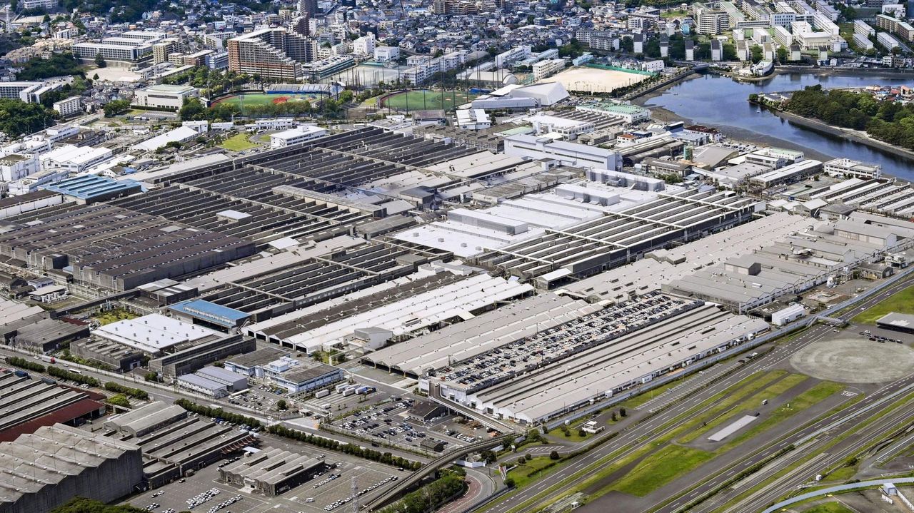 YahooNewsTopics's tweet card. 日産自動車が、2028年3月に車両生産を終える追浜工場（神奈川県横須賀市）の従業員に対し、移管先である子会社の日産自動車九州（福岡県苅田町）に転籍する場合、補償金を支給する方針を固めたことが3日分か