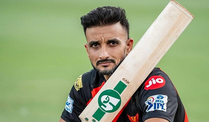 TamilTheHindu's tweet card. ஸ்லோயர் ஒன் பந்துகளுக்கு பெயர் பெற்ற ஹர்ஷல் படேல் தான் பிறந்த மண்ணான குஜராத் அணிக்கு மீண்டும் திரும்பியுள்ளார். அதாவது 14 ஆண்டுகள் ஹரியாணா அணிக்கு ஆடிய பிறகு தன