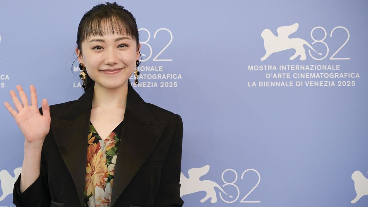 YahooNewsTopics's tweet card. 大人気ライトノベル『薬屋のひとりごと』（日向夏著、ヒーロー文庫）が実写映画化され、俳優の芦田愛菜（21）が主演を務めることが、「 週刊文春 」の取材でわかった。