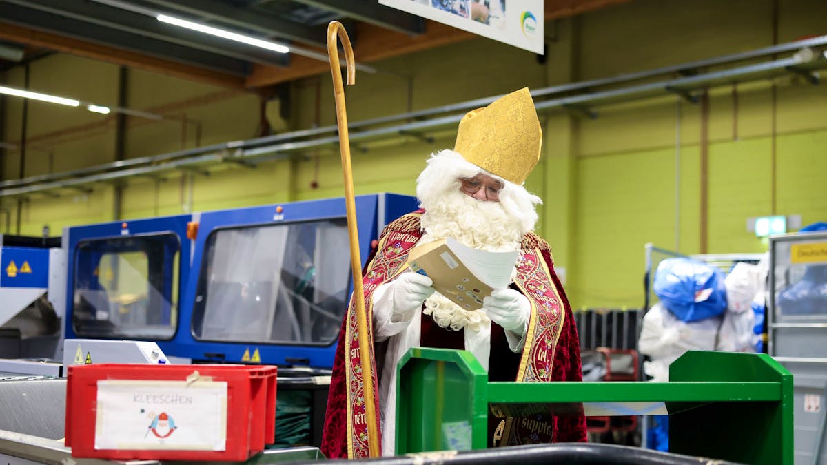 lessentielde's tweet card. Zwischen bunten Bildern und stillen Bitten liest das Kleeschen-Sekretariat Geschichten, die mitten ins Herz treffen.