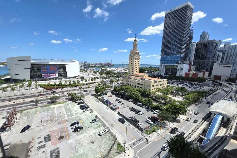 DoralVoice's tweet card. Universidad de Miami vuelve a avalar la cesión gratuita del terreno para la Biblioteca Presidencial de Trump