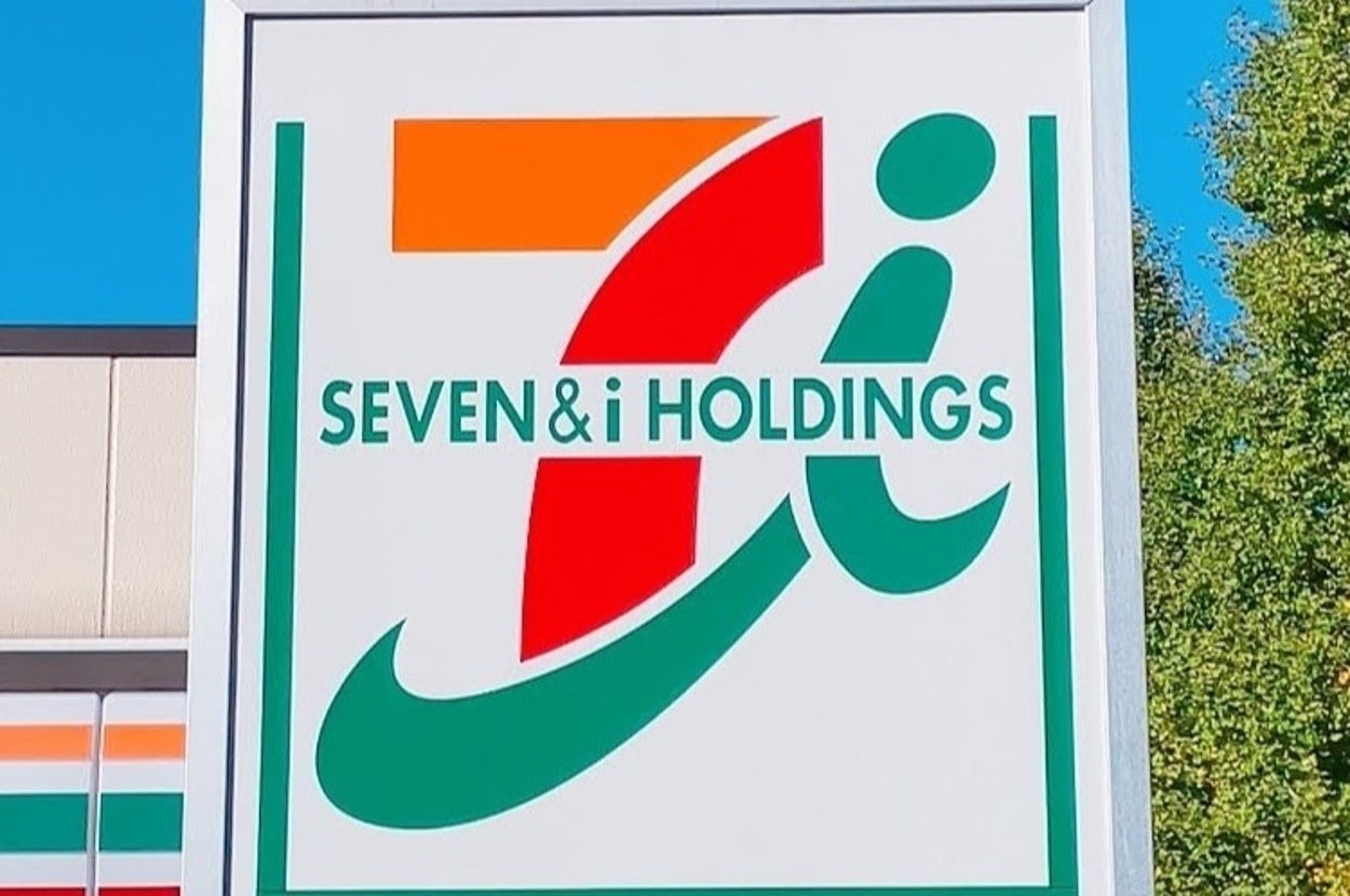 NguyetMadding's tweet card. セブンイレブンの「鉄鍋炒めのチャーハン（焼売＆唐揚げ）」がおいしい！パラパラのチャーハンに、お肉がたっぷり盛り付けられているんです。ジャンキーなものが食べたい時にオススメですよ！