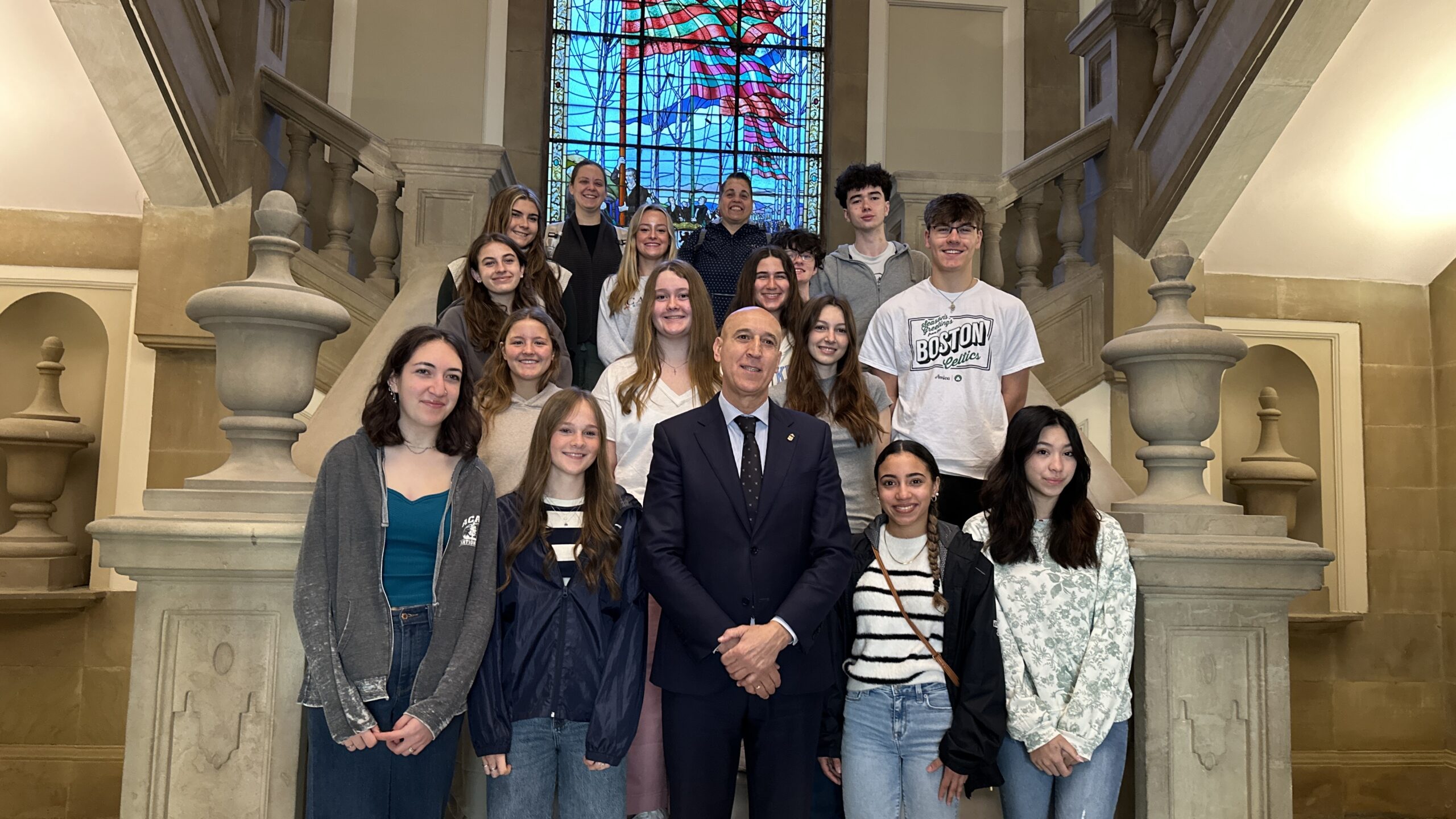 NipmucRegional's tweet card. El alcalde de León, José Antonio Diez, ha recibido este lunes a catorce alumnos procedentes de la localidad de Upton (Massachusetts) que realizan un intercambio con el colegio Divina Pastora de León....