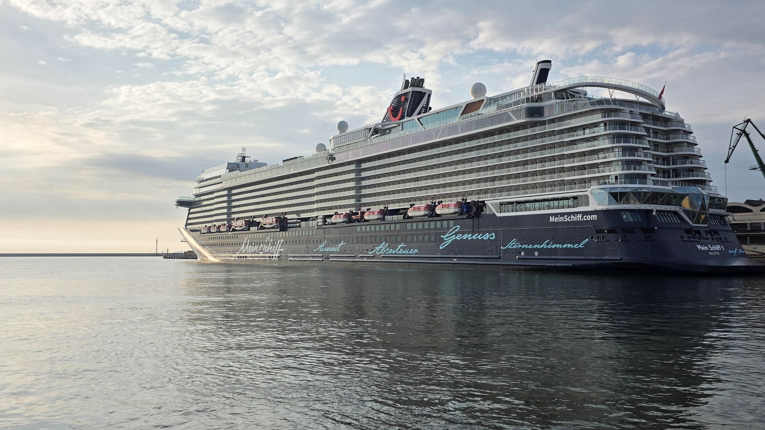 ZawszePomorze's tweet card. Port Gdynia – rekordowy sezon 2025! 50 zawinięć statków wycieczkowych, 124 tys. pasażerów. Gdynia rośnie jako lider turystyki morskiej na Bałtyku.