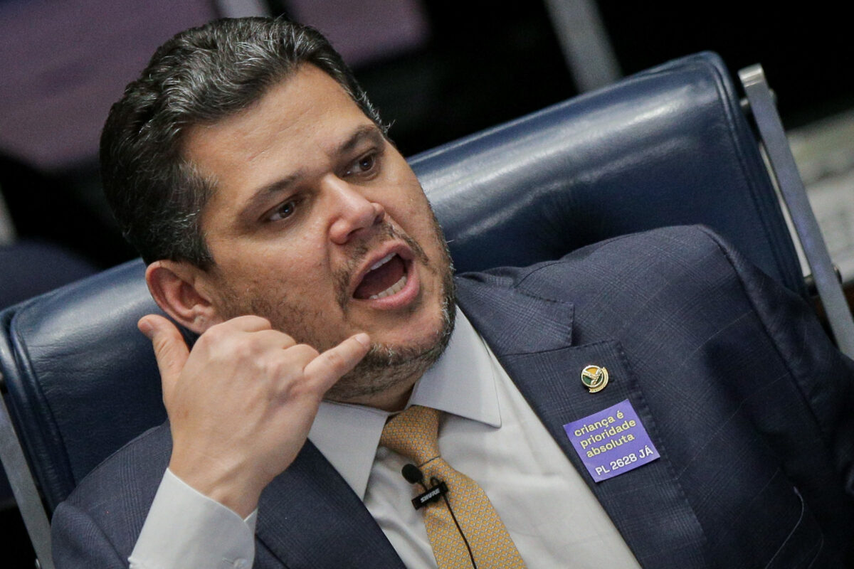 Rueda tem envolvimento público com vários integrantes do PCC. Alcolumbre  tem com pelo menos um deles. Depois, a direita quer acusar a esquerda de  ser ligada ao tráfico, mas são eles que