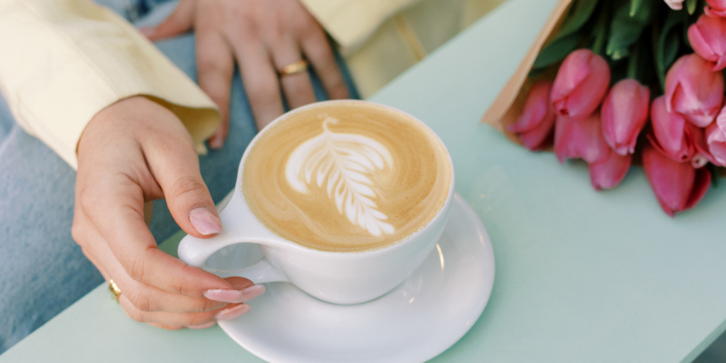 valerialandivar's tweet card. Servir avec excellence : le rôle essentiel du Serveur pour établir une connexion avec chaque client au restaurant.