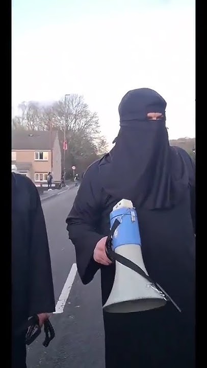 Anita42573610's tweet card. Patriots are now wearing BURQA'S to hotel protests 🇬🇧