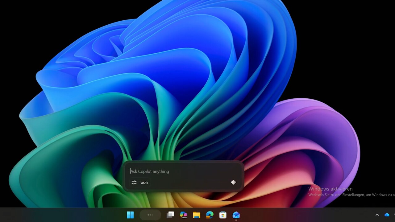 ComputerBase's tweet card. Fehler im optionalen November-Update von Windows 11: Ist der erweiterte Dark Mode aktiviert, kann es im Explorer zu weißem Blinken kommen.