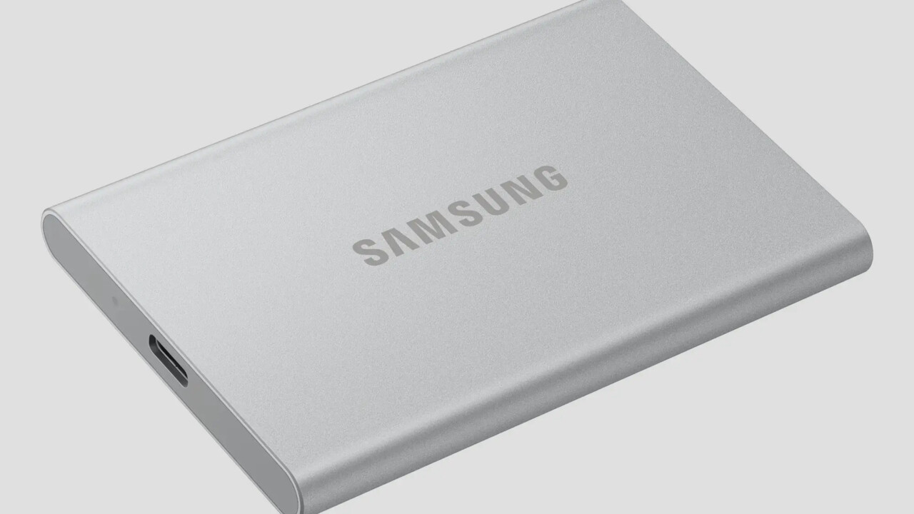 ComputerBase's tweet card. Die Portable SSD T7 von Samsung wurde „wiederbelebt“. Die silberfarbene Auferstehung der externen SSD nutzt aufbereitetes Aluminium.