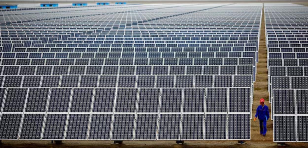 brasil247's tweet card. O país quebrou seus próprios recordes de novas instalações solares em 2024, com a capacidade instalada aumentando 45% em relação ao ano anterior