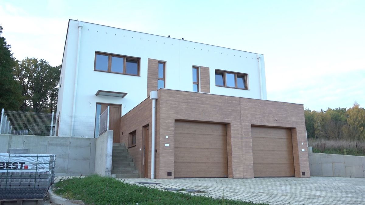 LiborFus's tweet card. V rámci transformace dětských domovů se má dvanáct dětí ze zařízení v Boršově nad Vltavou stěhovat do stavení, které pořídil Jihočeský kraj v Hluboké nad Vltavou. Reakce některých lidí z vilové...