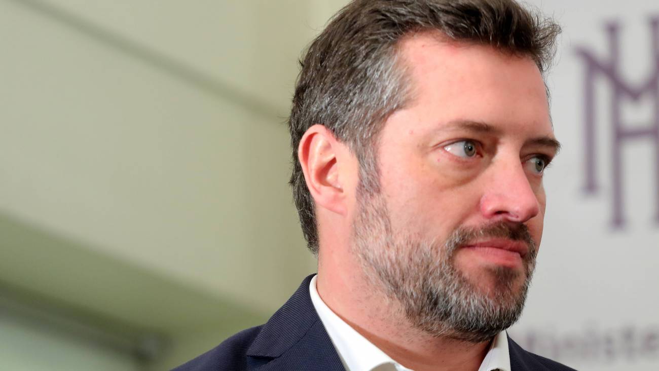 ContrapoderCH's tweet card. Una desconocida resolución de Contraloría solicitó a la administración del alcalde Sichel, invalidar la licitación de los parquímetros en la comuna por una ilegalidad en sus bases por una ordenanza....