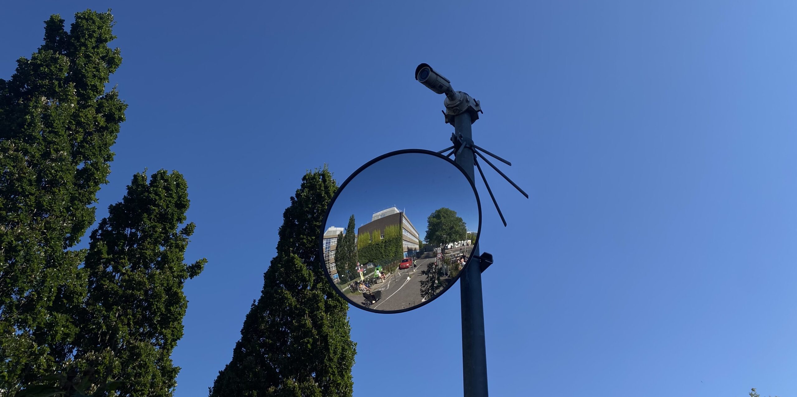 public_spaces's tweet card. Voor het Europees Parlement is het inmiddels een no-go. Het in de openbare ruimte toepassen van gezichtsherkenning met AI technieken mag niet meer, zo staat vastgesteld in de Artificial Intelligence...