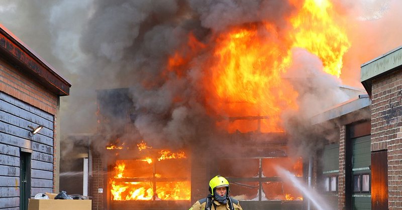 Brandweer redt oldtimer van Ties bij grote brand