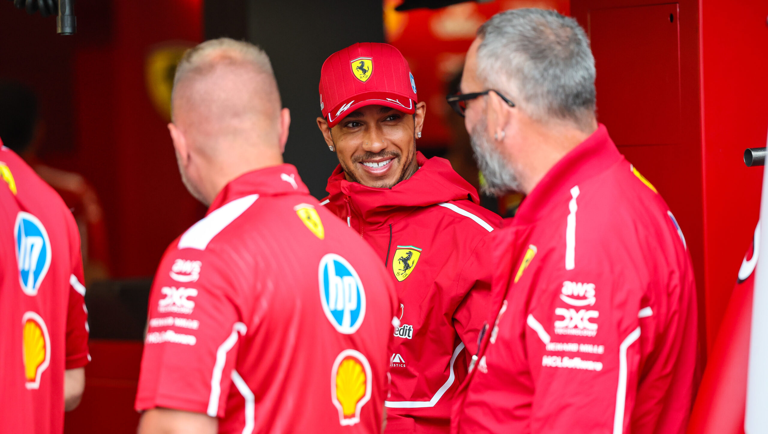 Formule1's tweet card. Lewis Hamilton spreekt zich uit tegen de media die Ferrari dit jaar in een kwaad daglicht hebben gezet. Hij neemt het op voor alle teamleden.