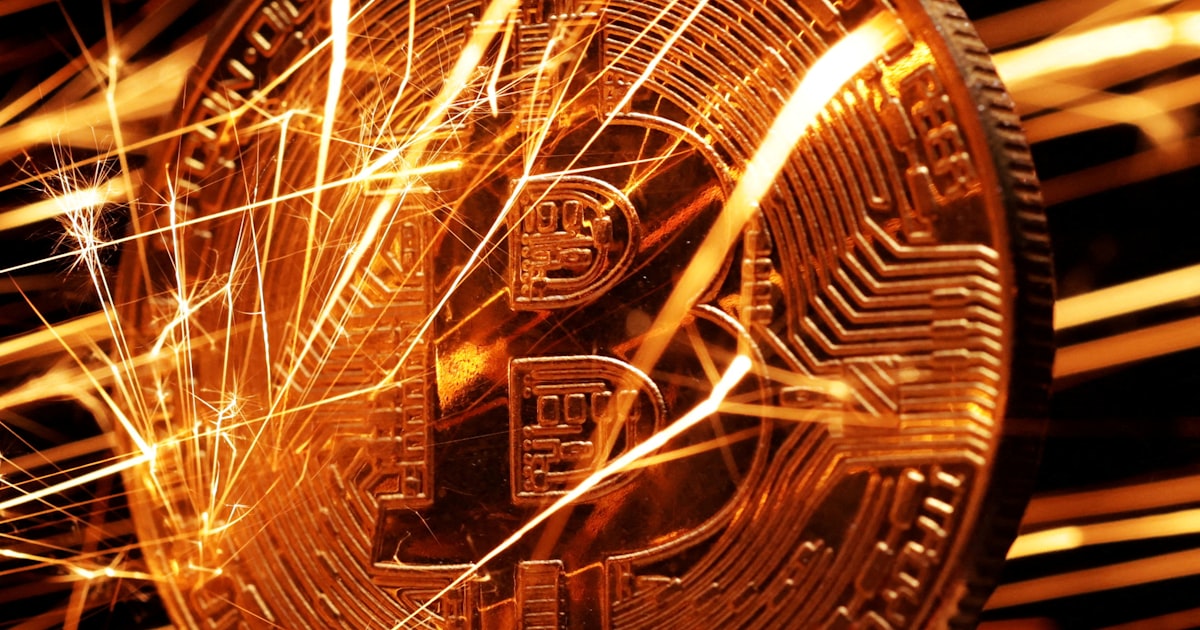 makutake46's tweet card. 代表的な暗号資産（仮想通貨）ビットコインを財務戦略として買い集めている東証スタンダード上場のメタプラネットの株価が下げ止まらない。10月中旬に同社の企業価値（時価総額と総負債の合計）が保有するビットコインの価値を初めて下回った。企業としての付加価値を市場に認められてない状況だ。ビットコイン保有会社の価値を計る指標として「mNAV」（企業価値÷保有ビットコイン価値）が使われている。22日時点でメ