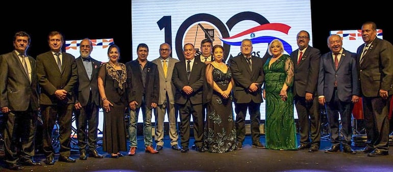 cda_py's tweet card. El CDAP celebró sus 100 años con una gala memorable, un congreso internacional y el respaldo de empresas claves del sector aduanero. Un siglo de compromiso con el comercio exterior paraguayo,...