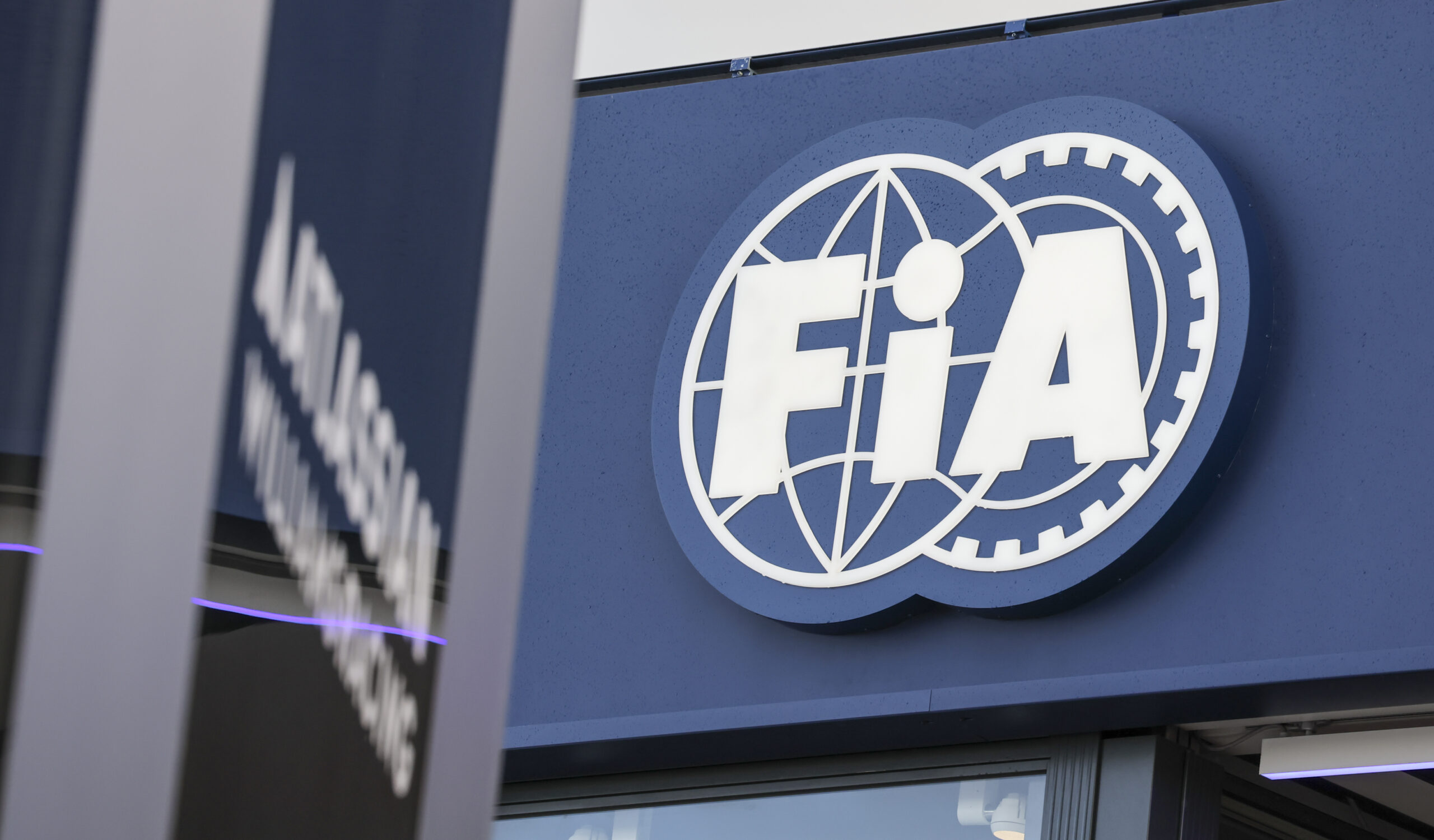 Formule1's tweet card. De FIA kan haar presidentsverkiezingen in december voorlopig laten doorgaan, ondanks de rechtszaak van kandidaat-voorzitter Laura Villars.