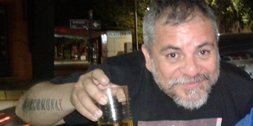 teleshowcom's tweet card. El bajista y compositor dejó un legado de más de dos décadas en la escena del noroeste. Los mensajes de sus fanáticos para despedirlo