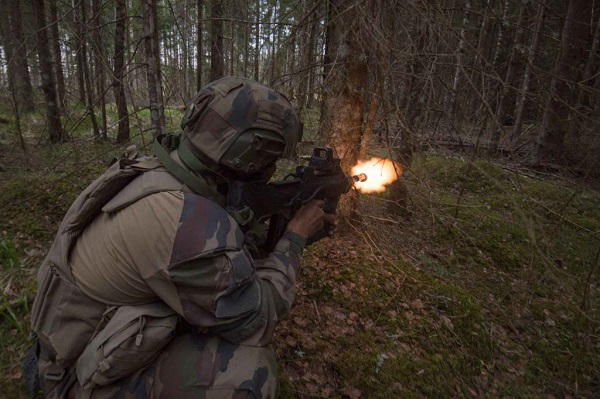zonemilitaire's tweet card. Comment un poste de commandement peut-il savoir où se trouvent les combattants débarqués qu'il a envoyés au contact de l'ennemi alors que les signaux de