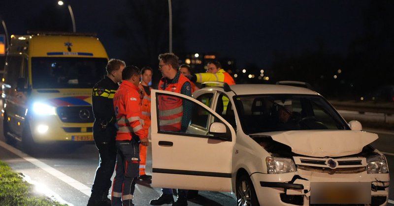 Auto bots tegen voorligger op Midden-Brabantweg bij Waalwijk