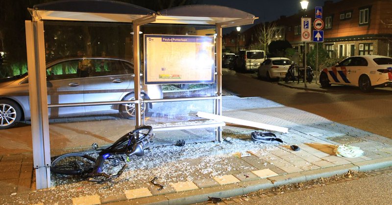Fietser valt door glasplaat bushokje na botsing met auto