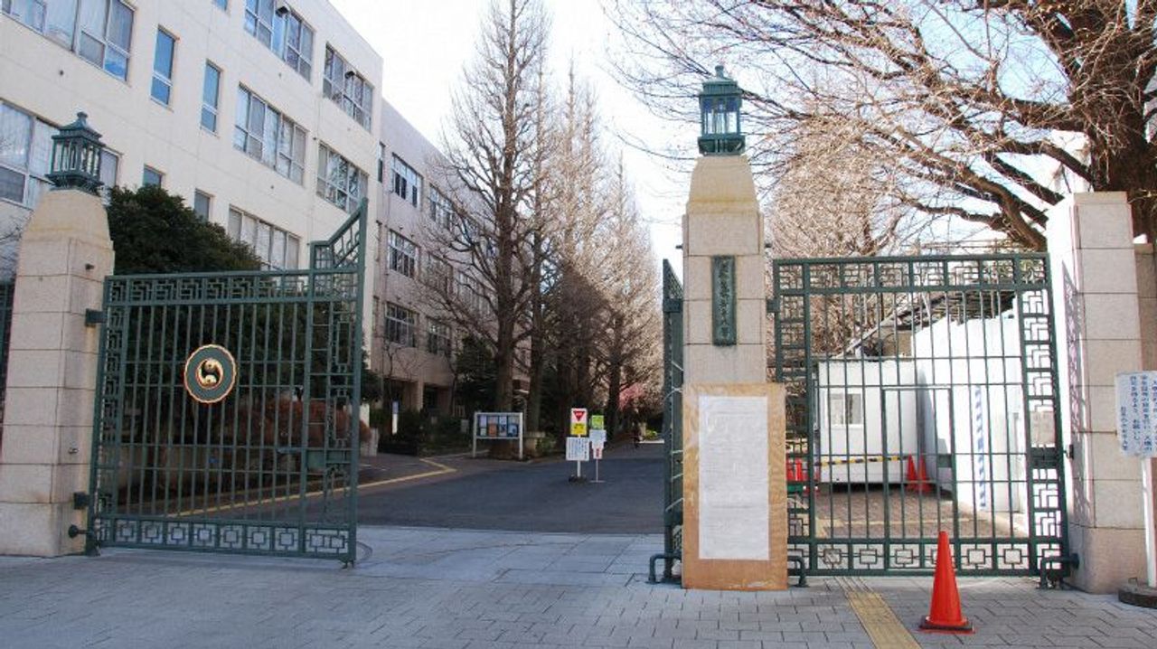 HAGENOKINBA's tweet card. 出生時の性は男性で、自認する性は女性のトランスジェンダー女性（トランス女性）の学生について、全国の4年制の女子大を対象に毎日新聞が調査したところ、6校が入学資格を認めていることが判明した。また1校が