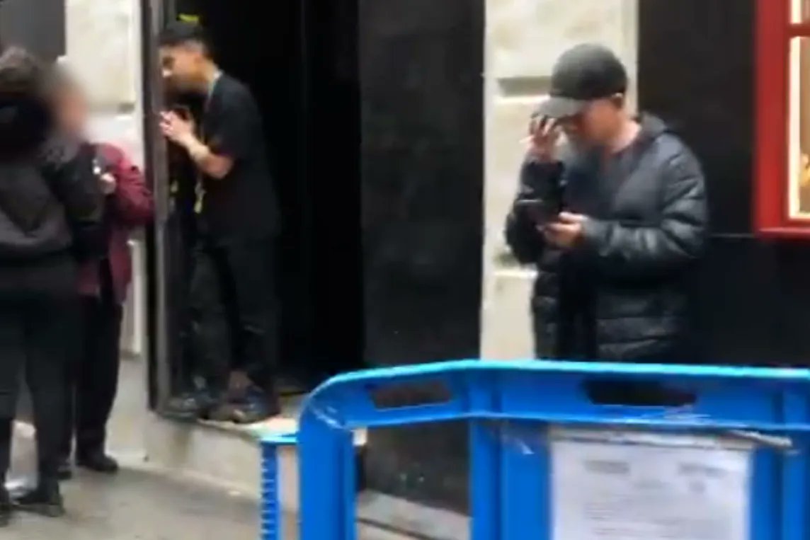 Vecinos_Silva's tweet card. Un after clandestino se ha convertido en la pesadilla de los vecinos de la calle Silva, en pleno corazón de Madrid. La música de Vértigo Club sacude las paredes de los pisos antes