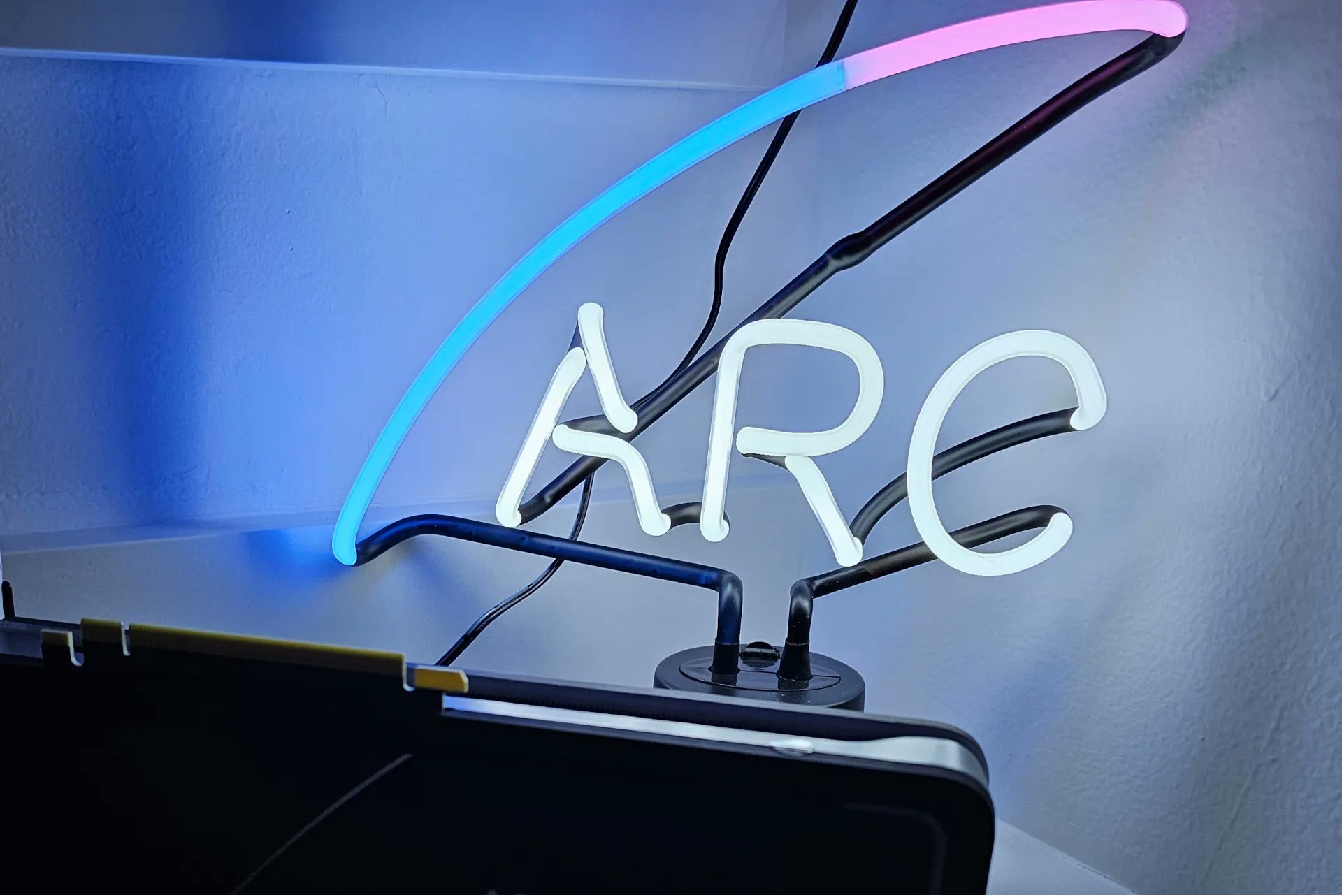 phoronix's tweet card. Now that Linux 6.12 will enable Intel Battlemage and Lunar Lake graphics by default for the out-of-the-box kernel graphics driver support, the user-space Intel Mesa drivers with Iris Gallium3D...