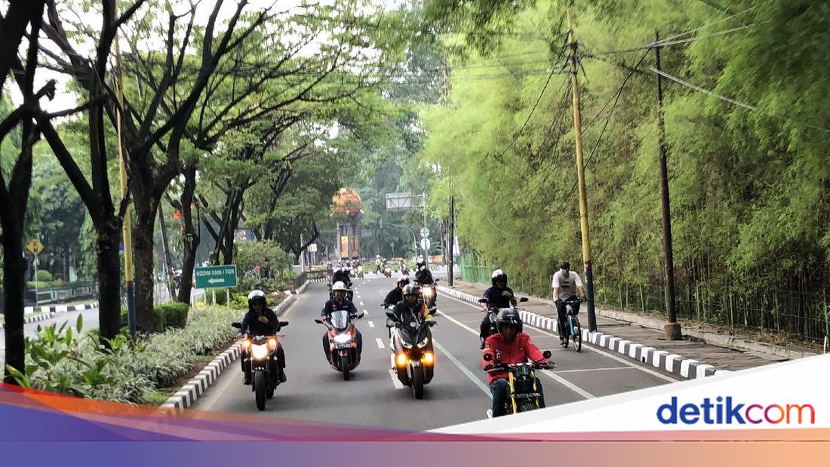 detikcom's tweet card. Menurut mahasiswa UKI Jakarta, Jokowi tak ditilang telah melanggar asas kesamaan di mata hukum (equility before the law) yang terdapat dalam Pasal 27 UUD 1945.