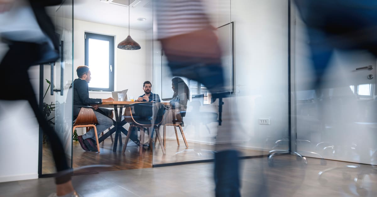 Apecfr's tweet card. Selon une étude conjointe de deux associations privées – l’Apec et le think tank Terra Nova – publiée ce jeudi 1er février, la nouvelle génération de travailleurs partage les mêmes priorités que ses...