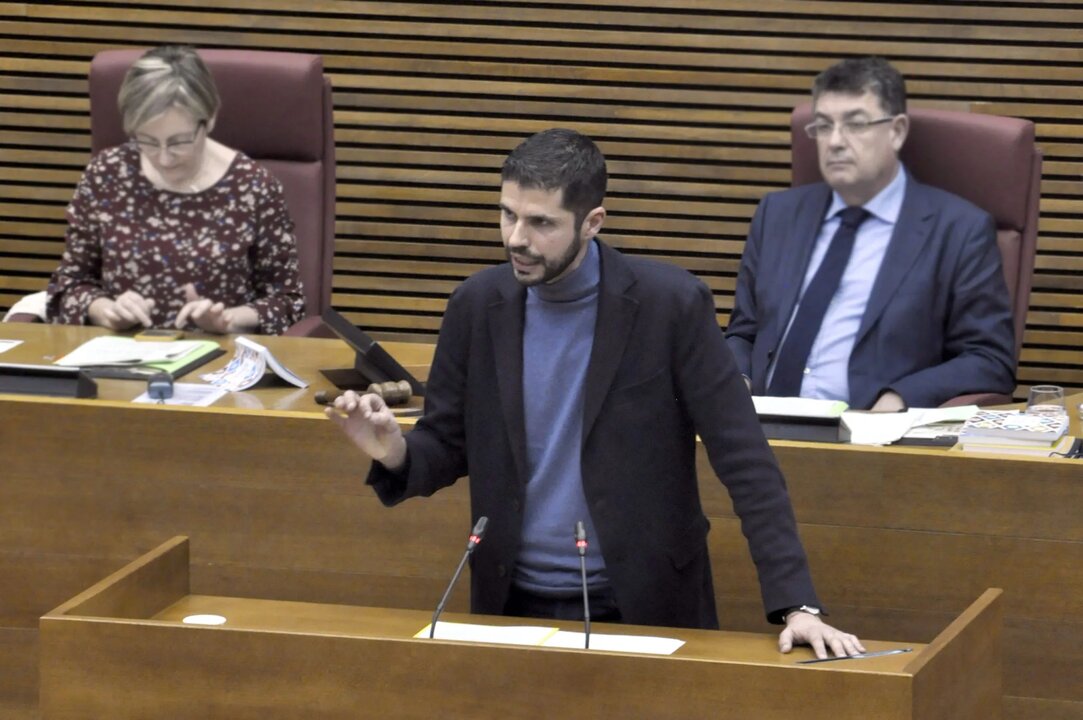 diario_red_'s tweet card. Calvo también reprocha a Sánchez que intente justificar la abstención del PSOE en el Congreso