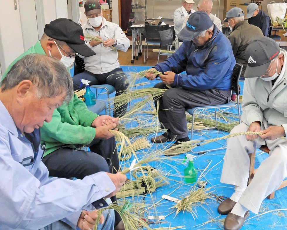 toban_kobenp's tweet card. 　新年に二子住吉神社（播磨町二子）に飾るしめ縄作りが、二子北公民館（同）で行われた。地域住民らは一つ一つ丁寧に手作業で稲わらを締め上げていった。