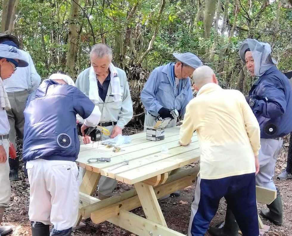 toban_kobenp's tweet card. 　高砂市北浜町北脇の里山を歩く「落ち葉踏み踏みハイキング」が７日午前９時からある。コースの整備などを担う「北脇の自然に親しむ会」は「一人でも多くの人に里山のいいところを見てほしい」と話す。