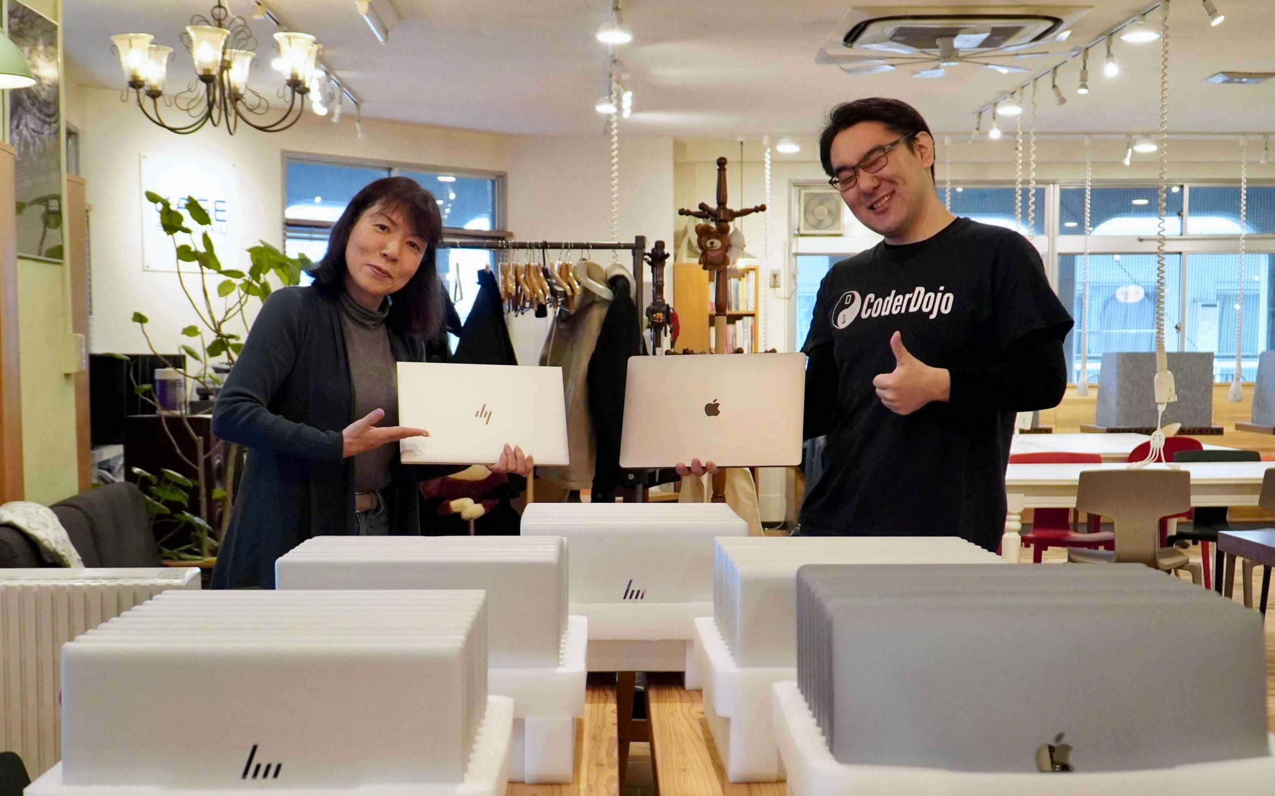 CoderDojoYao's tweet card. 米国系 IT 企業から CoderDojo へ、55 台のノート PC を寄贈していただきました! 💻✨