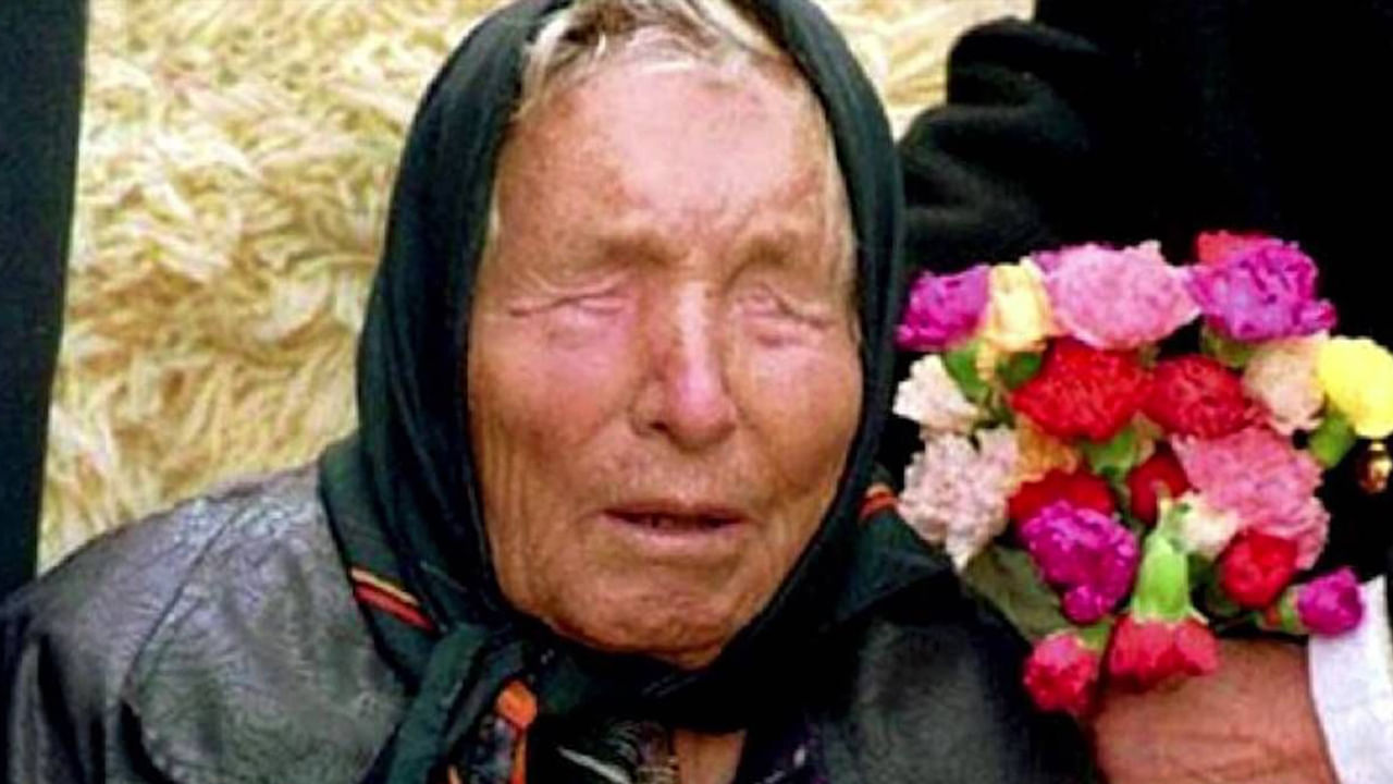 TV9Telugu's tweet card. ప్రముఖ జ్యోతిష్యురాలు బాబా వంగా గురించి అందరికీ తెలిసే ఉంటుంది. ఆమె చెప్పే జోస్యాలు ప్రపంచవ్యాప్తంగా పాపులర్ అయ్యాయి. ఇప్పుడు బంగారం రేట్లు పెరుగుతుండటం, ఏఐ మానవ మనుగడకు సవాల్‌గా మారుతున్న క్రమంలో...