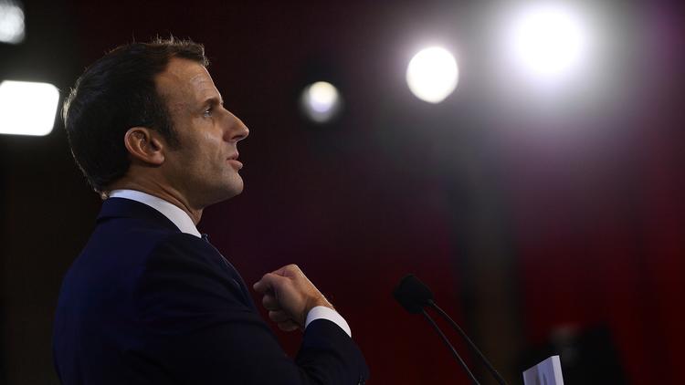 CNEWS's tweet card. Emmanuel Macron a déploré, jeudi à Amiens, que la France soit actuellement un «pays trop négatif», mettant en garde contre les violences à l'approche de la journée