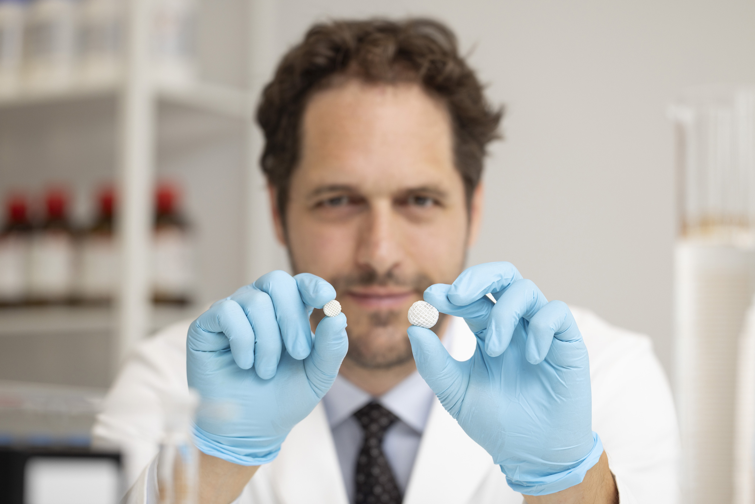 MITEngineering's tweet card. Founded by an MIT team, the startup Enzian Pharmaceutics developed a tablet technology that allows cancer drugs to be delivered more evenly over time, to improve effectiveness and reduce side effects.