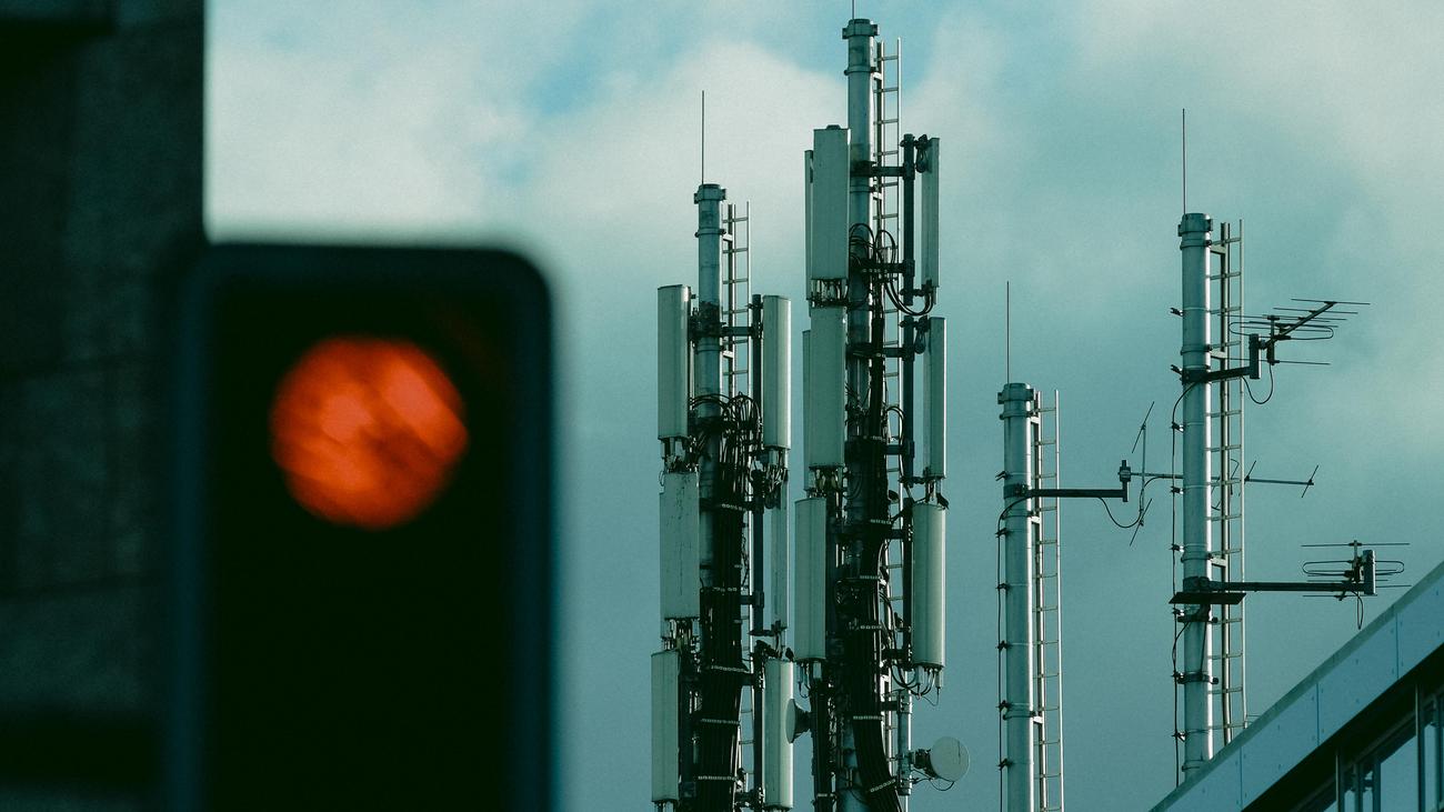 fabreinbold's tweet card. Es gibt keinen Beleg, dass China mithilfe der Technik der Telekomausrüster spioniert. Trotzdem sollen sie aus dem 5-G-Netz verbannt werden – aus Angst vor Abhängigkeiten.