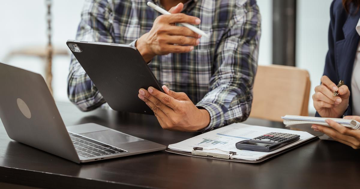 MathildeCeilles's tweet card. Un courtier varois est accusé d’avoir escroqué plus de 950 clients, en ne plaçant pas les fonds recueillis mais en les percevant directement. L’homme comparaît devant le tribunal plus de quinze ans...