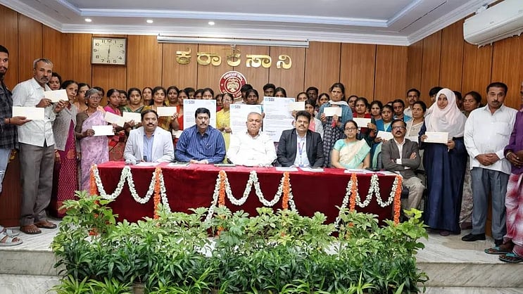 KannadaPrabha's tweet card. ಬೆಂಗಳೂರು: ಸಾರಿಗೆ ಸುರಕ್ಷಾ ಅಪಘಾತ ವಿಮಾ ಯೋಜನೆ'ಯ ಅಡಿಯಲ್ಲಿ ಕರ್ತವ್ಯದ ವೇಳೆ ಮೃತಪಟ್ಟ ಮೂವರು ಕೆಎಸ್ಆರ್'ಟಿಸಿ ಸಿಬ್ಬಂದಿಯ ಕುಟುಂಬಕ್ಕೆ ತಲಾ ರೂ.1 ಕೋಟಿ ಪರಿಹಾರ ನೀಡಿರುವುದಾಗಿ ಸಾರಿಕೆ ಇಲಾ